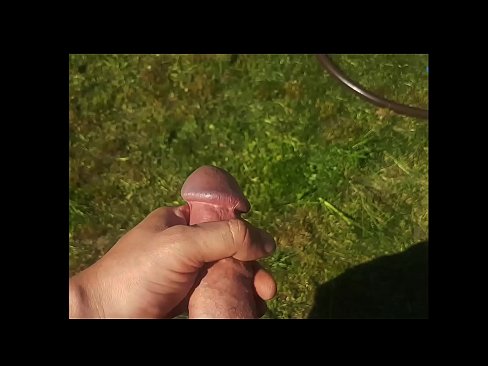 ❤️ Una guapa calenta es folla el seu cony rosa i es corre amb un esquitxat en un jardí d'estiu Vídeo de merda al porno ca.tradeis.top ❌️