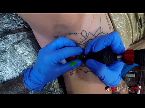 ❤️ La bomba Sully Savage, molt tatuada, es va tatuar al clítoris Vídeo de merda al porno ca.tradeis.top ❌️